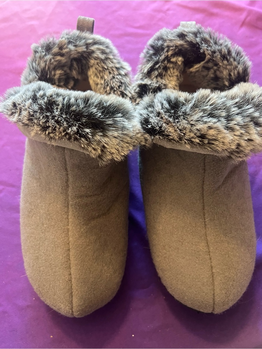 Gray Ecetana Fuzzy Memory Foam Slippers Women’s 6.5-7.5 EUC